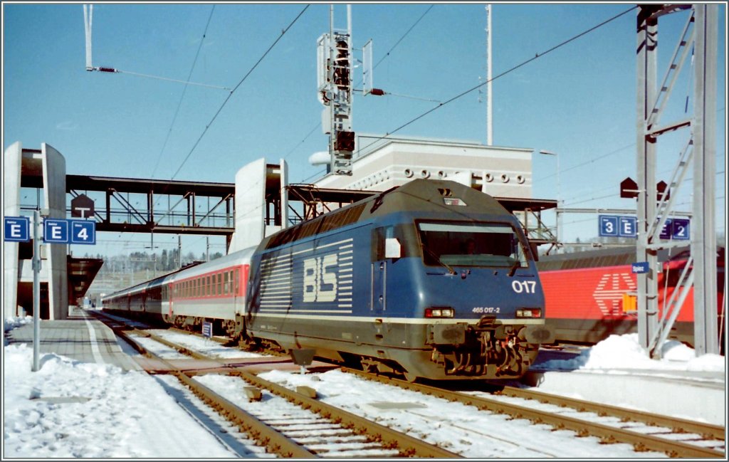 Die BLS Re 465 017-2 mit dem EC  Ltschberg  in Spiez im Januar 2000. 