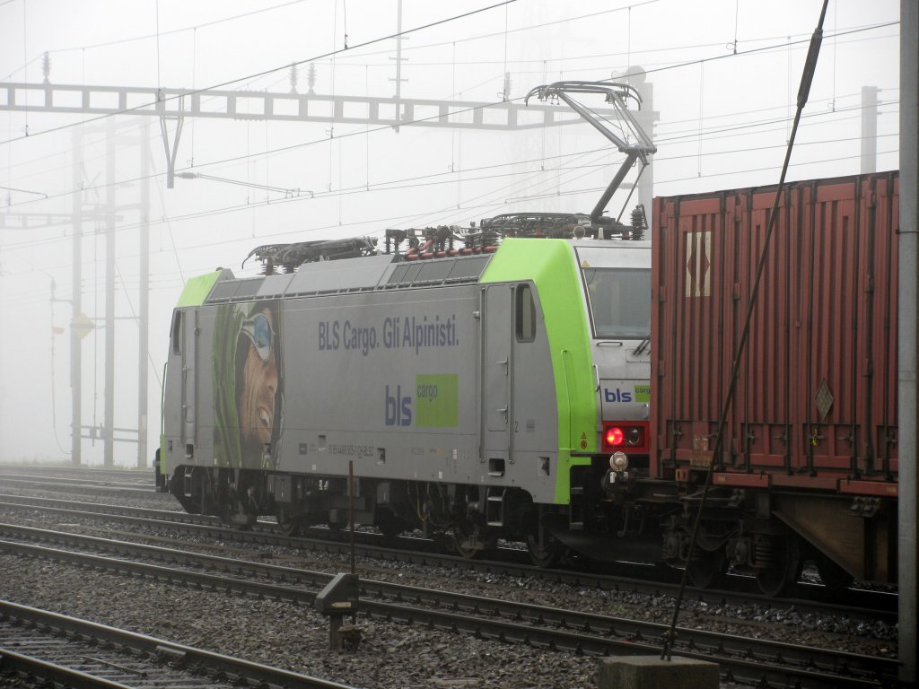 Die bls Re 486 505 leistete dem roten Zug Schubdienst nach Gschenen am 22.08.2009