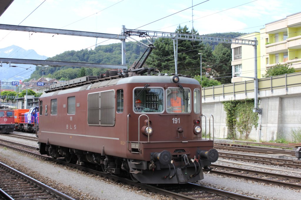 Die BLS Re4/4 191  Reichenbach  bei einer Solofahrt am 20.06.2011 bei der Durchfahrt des Bahnhofes Spiez.