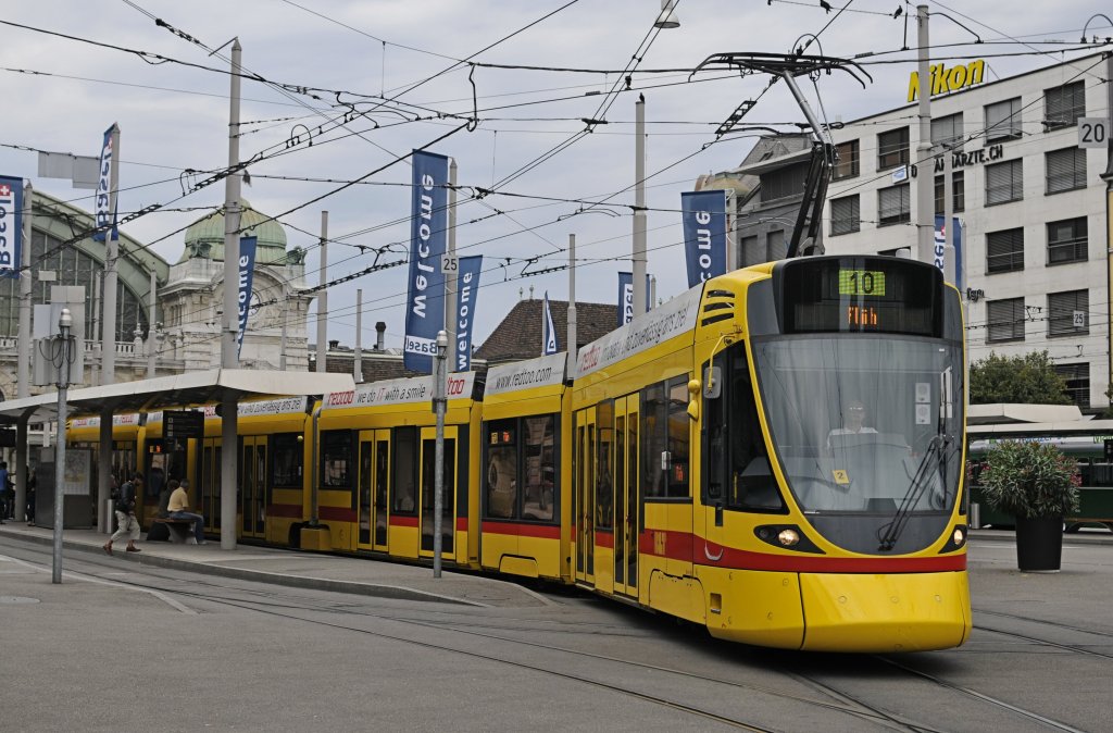 Die BLT Tango mit linie 10 nach Flh, hier bei Ausfahrt von Basel SBB am 06 aug 2011.