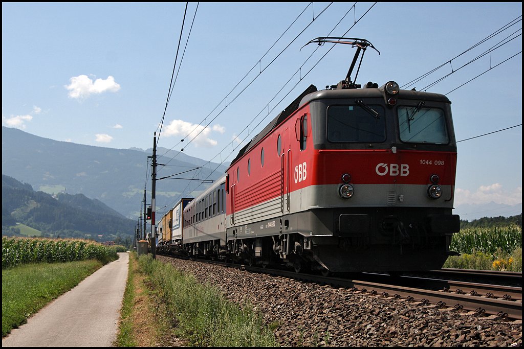 Die Bludenzer 1044 098 (9181 1044 098-2) bringt diese volle RoLa vom Brennersee zurck nach Wrgl. (07.08.2009)