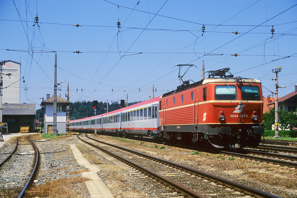 Die blutorange 1044 027-9 rauscht am 19. Juli 2003 mit EC 563 nach Wien durch Redl-Zipf.