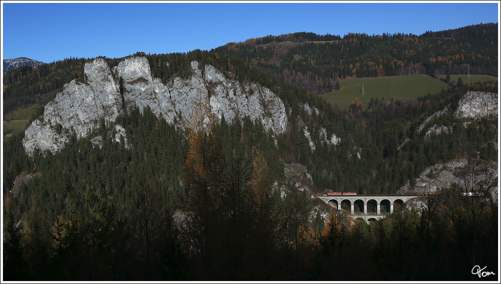 Die blutorange 1142 623 und eine 1144 berqueren mit einem Gterzug das Krausel Klause Viadukt. Rechts davon sieht man die mchtige Polleros Wand.
Breitenstein 17.11.2012