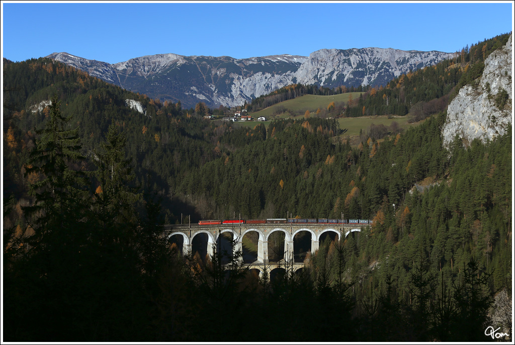 Die blutorange 1142 623 hilft der 1144 102, mit einem Schrottzug ber den Semmering. 
Kalten Rinne Breitenstein 17.11.2012