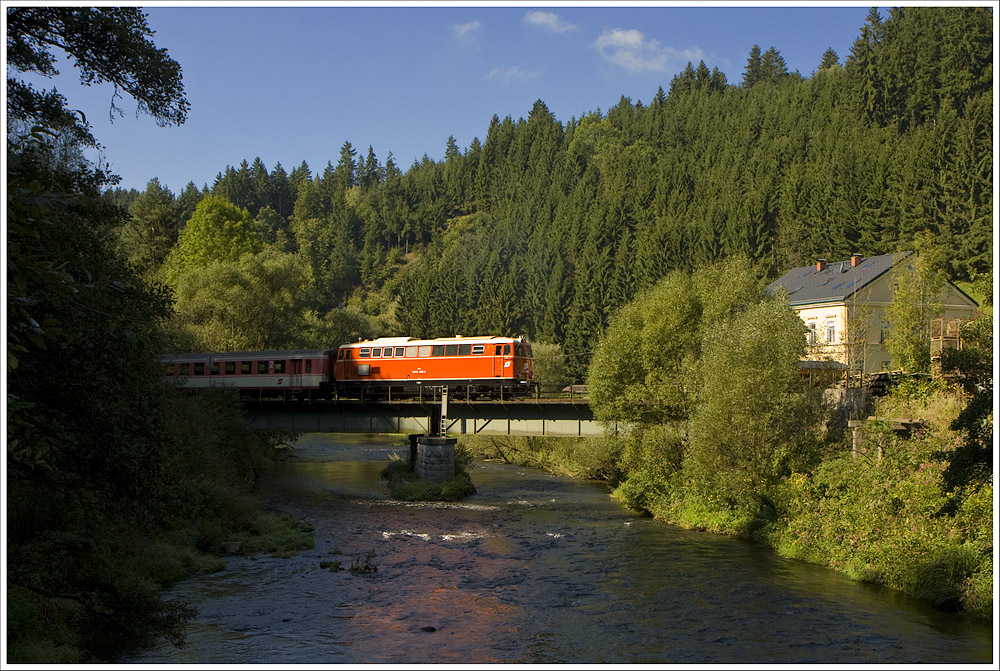 Die blutorange 2043.005 zieht am 5.9.2010 den SR19964 (Linz Urfahr-Rottenegg-Aigen) Richtung Zielbahnhof. Hier bei der ehemaligen Hst. Prnstein.