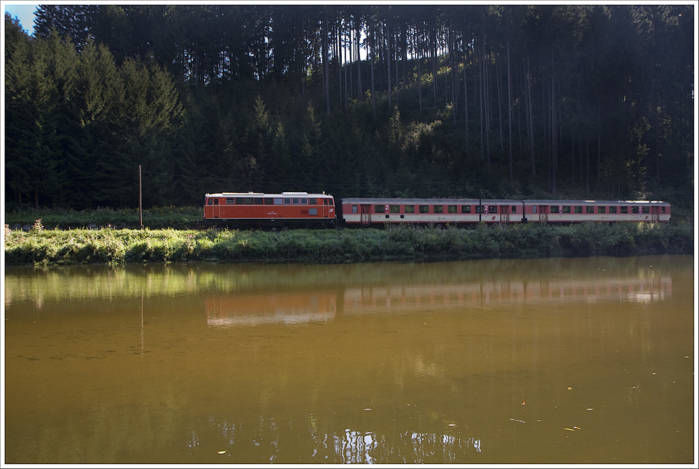 Die blutorange 2043.005 zieht am 5.9.2010 den SR19964 (Linz Urfahr-Rottenegg-Aigen) Richtung Zielbahnhof. Hier ein Klassiker am Stausee nahe Neufelden.