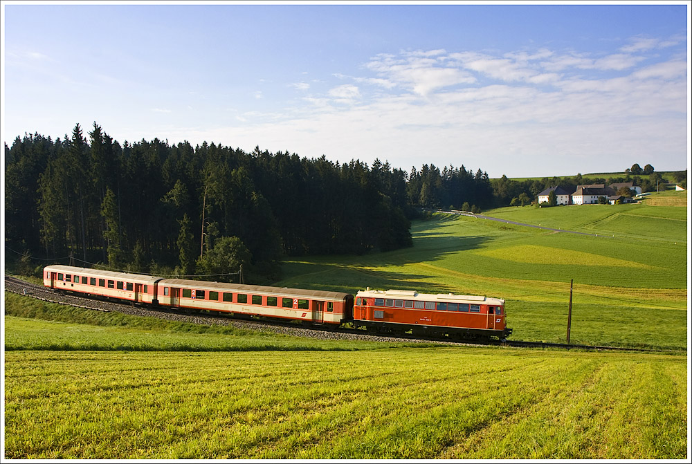 Die blutorange 2043.005 zieht am 5.9.2010 den SR19964 (Linz Urfahr-Rottenegg-Aigen) Richtung Zielbahnhof. Hier nach Kleinzell.