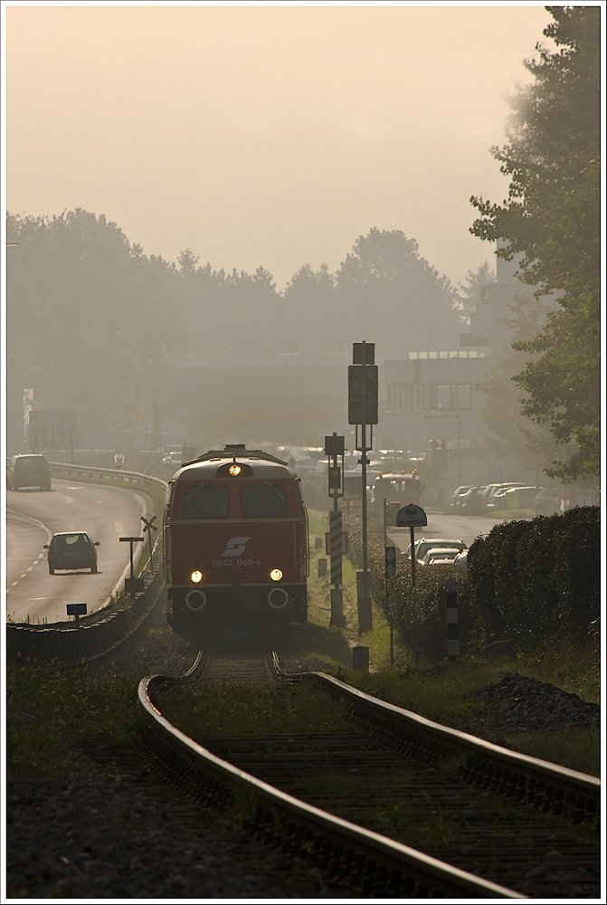 Die blutorange 2043.005 zieht am 5.9.2010 den SR19964 (Linz Urfahr-Rottenegg-Aigen) Richtung Zielbahnhof. Hier nach Puchenau.