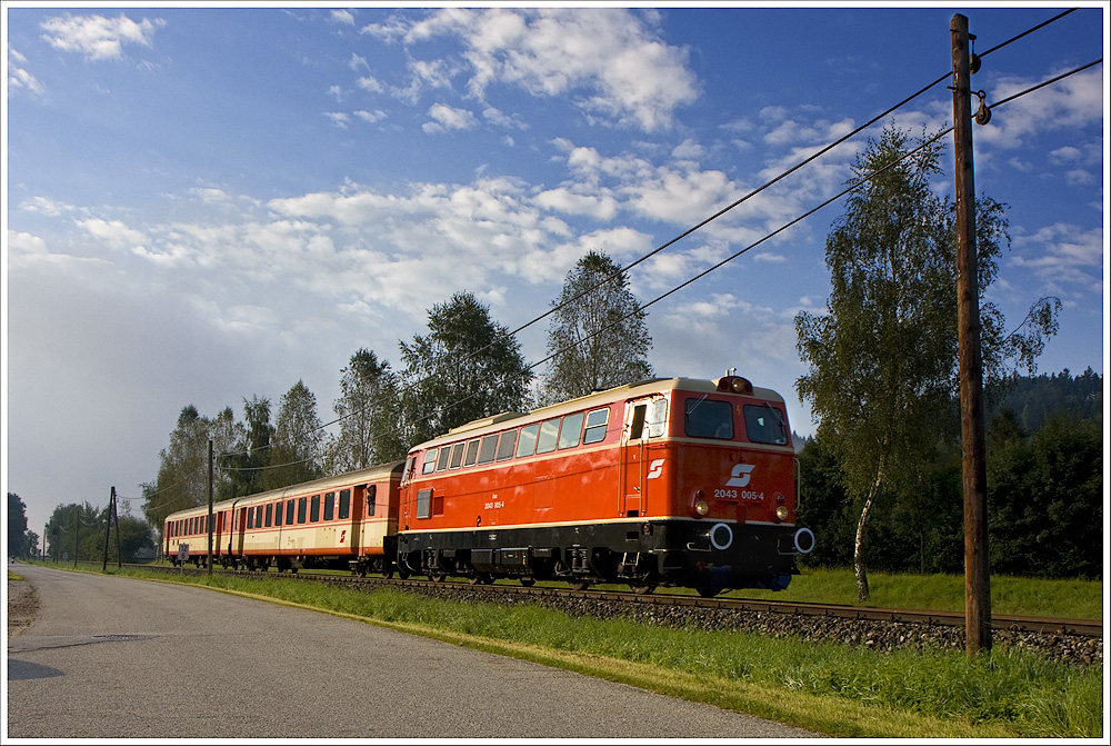 Die blutorange 2043.005 zieht am 5.9.2010 den SR19964 (Linz Urfahr-Rottenegg-Aigen) Richtung Zielbahnhof. Hier vor Rottenegg.