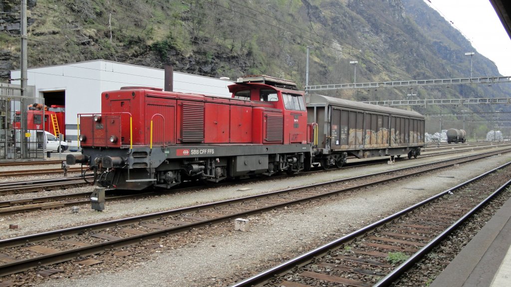 Die Bm 4/4 1834 hat am 15.04.10 in Biasca den Habils31 191-6 am Haken.