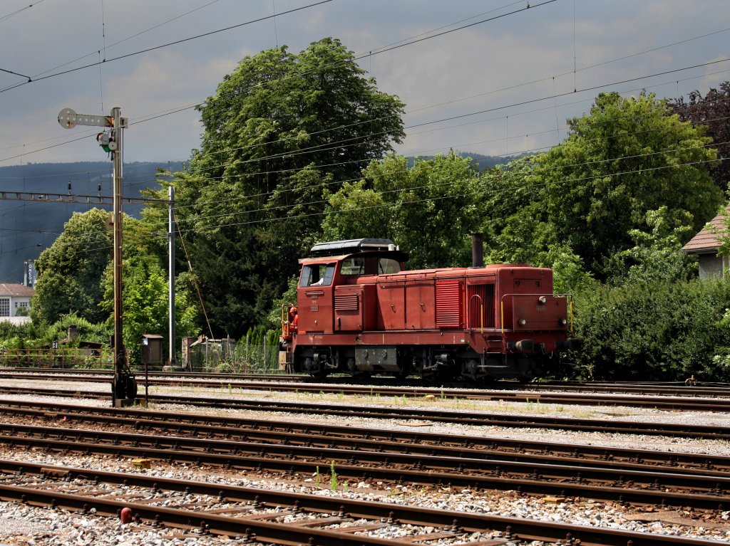 Die Bm 4/4 18413 am 30.06.2009 bei einer Rangierfahrt in Biel Rbf.