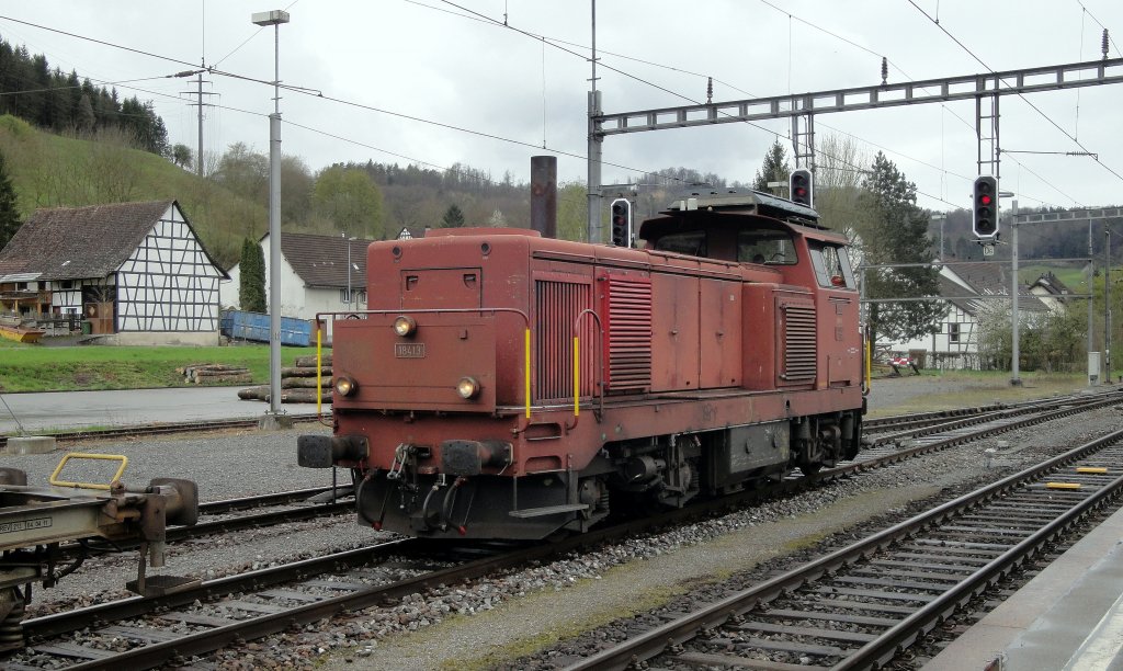 Die Bm 4/4 18413 ist am 12.04.12 mit Rangierarbeiten in Rekingen beschftigt. Es drfte wohl nicht mehr lange dauern, bis in diesem Bahnhof eine Am 843 oder eine Eem 923 die Dienste bernimmt.