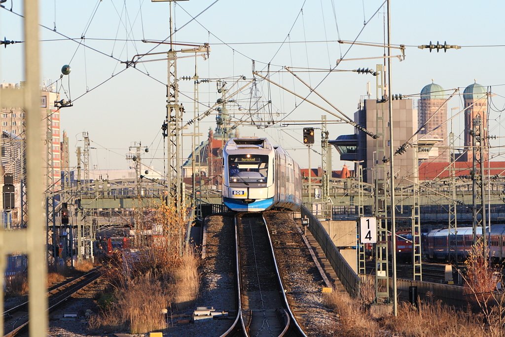 Die BOB Bahn bei der Einfahrt in dem Bahnhof Donnersbergerbrcke bei Sonnenuntergang im spten November 2009.