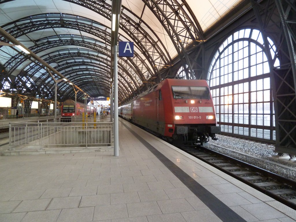 Die BR 101 011-5 steht mit einem IC auf Gleis 1 ab fahrbereit. Auf Gleis 2 ist gerade der RE aus Hoyerswerda eingetroffen. 29.01.2011