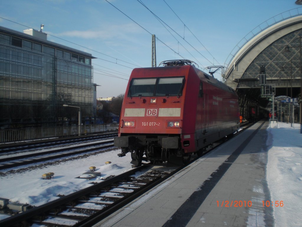 Die BR 101 017-2 wurde gerade abgekoppelt und verlsst nun den Hauptbahnhof. Aufnahme: 01.02.2010
