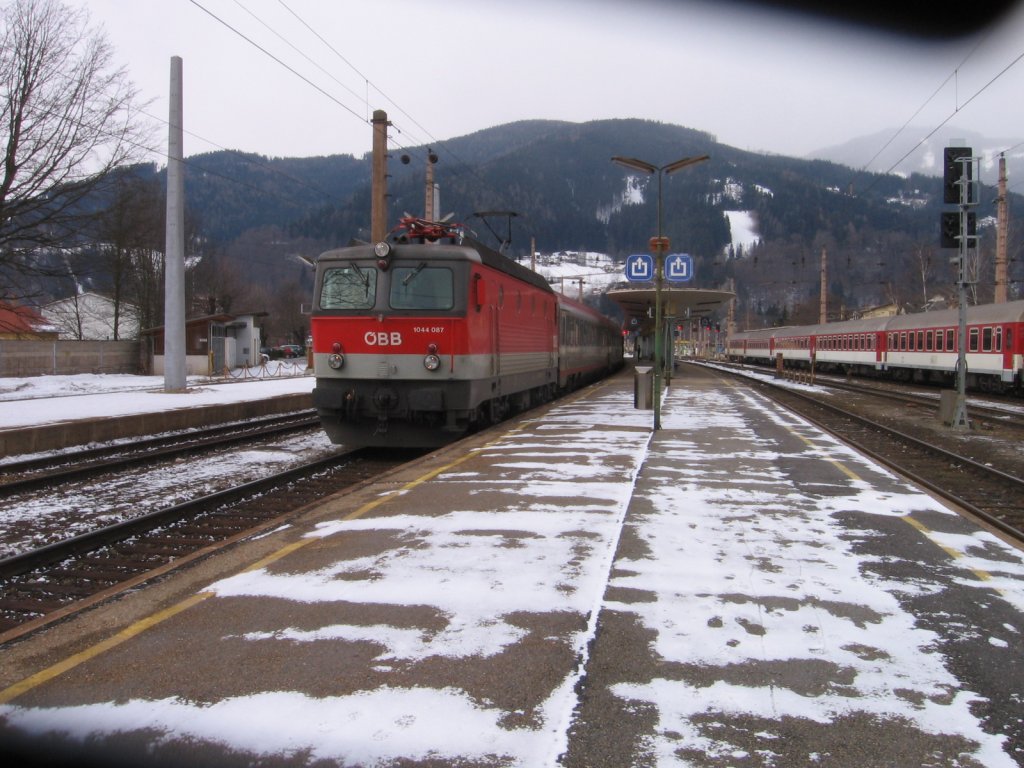 Die BR 1044 wartet auf seine Abfahrt, in Mrzzuschlag, mit ihrem IC Maribor-Wien Meidling am 6. Mrz 2010