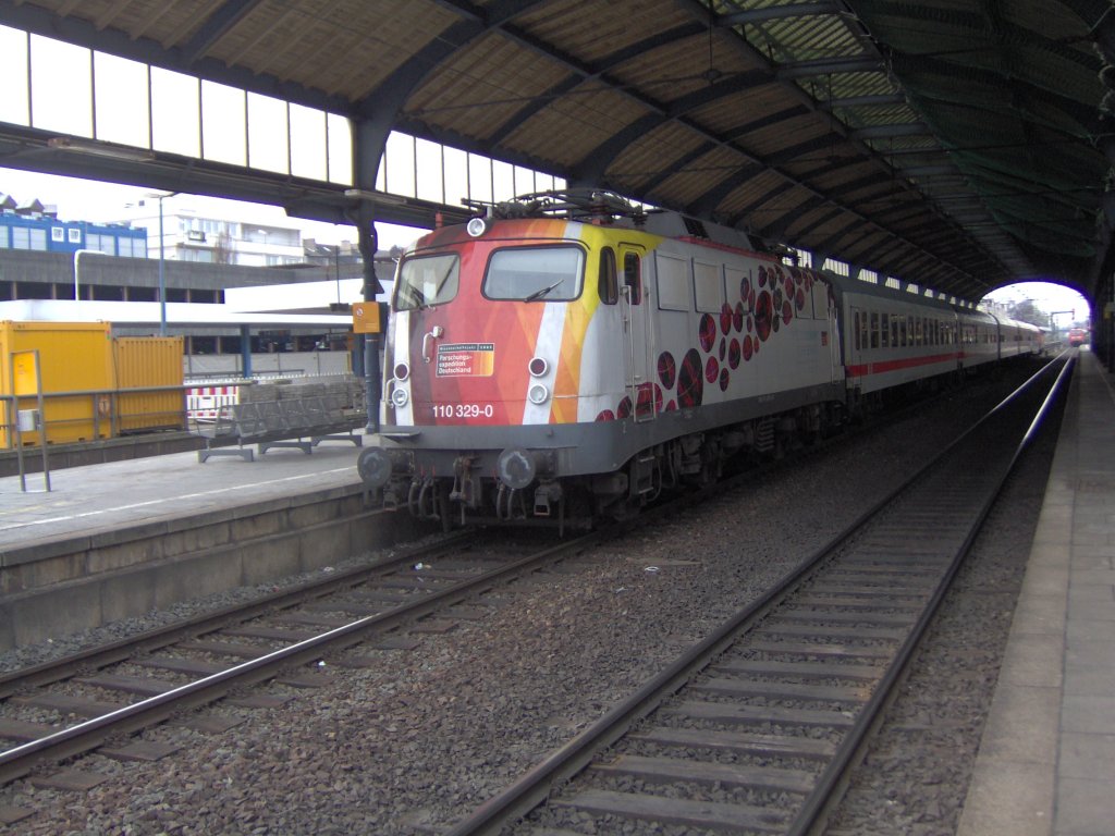 Die BR 110 des SCIENCE-EXPRESS im Bonner Hbf am 23.1.10 um ca. 13:45Uhr.
