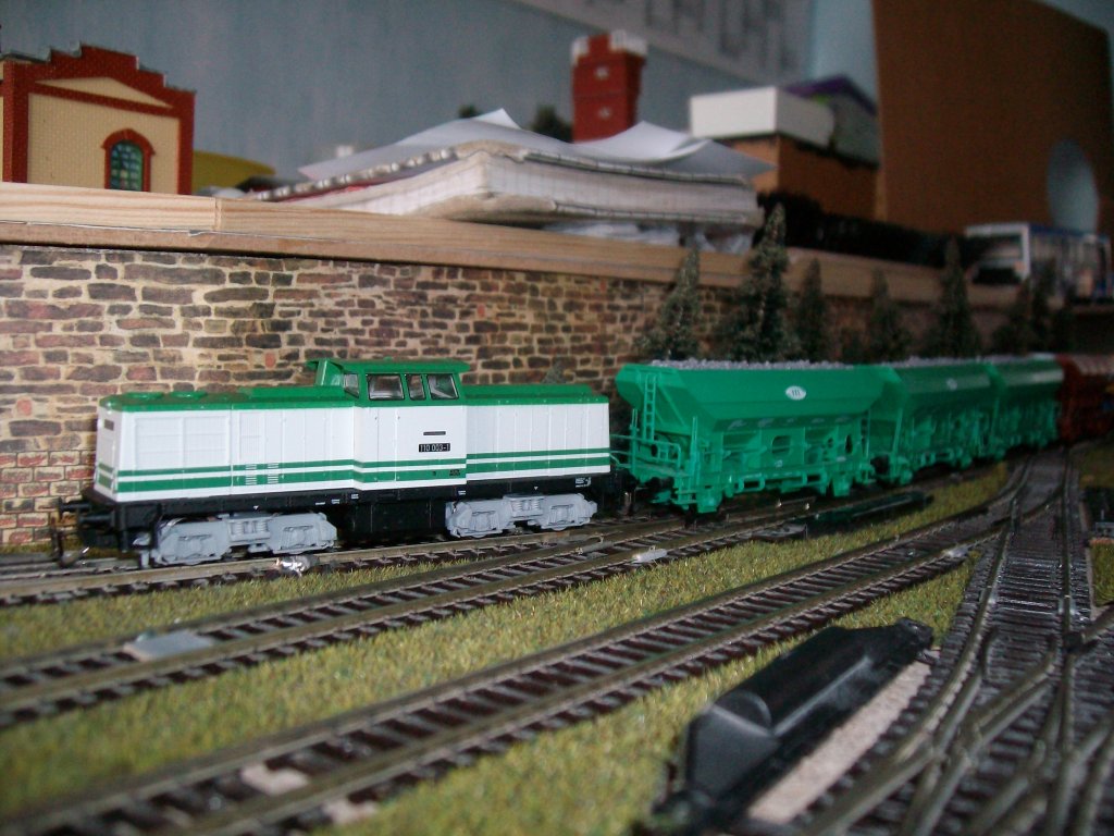 Die BR 110 der DR zieht den Bauzug.An der Lok hngen 3 ITL Schttgutwagen, 1 DB Schttgutwagen und 3 Niederbordwagen.