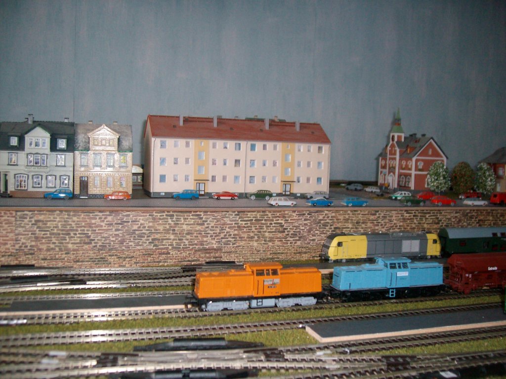 Die BR 111 und BR 202,dahinter die ER 20 am Bahnsteig.Im Hintergrund ist das Wohnviertel mit Geschftshusern.Rechts daneben ist das Rathaus.Nicht mehr auf dem Bild rechts ist ein Holzlager,was per Bahn beliefert wird.