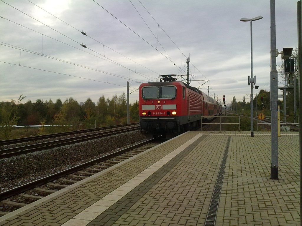 Die BR 143 654-2 als S1 Richtung Schna erreicht gleich den Bahnhof Dresden-Reick.