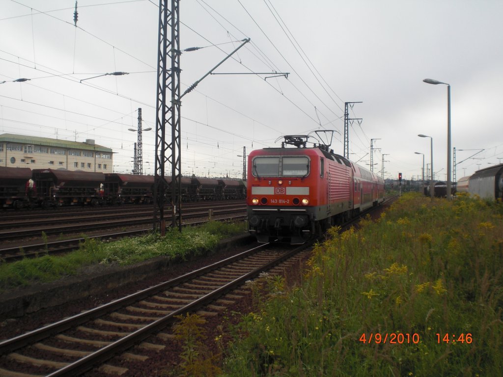 Die BR 143 814-2 f�hrt als RB gleich in den Bahnhof Dresden-Friedrichstadt ein.