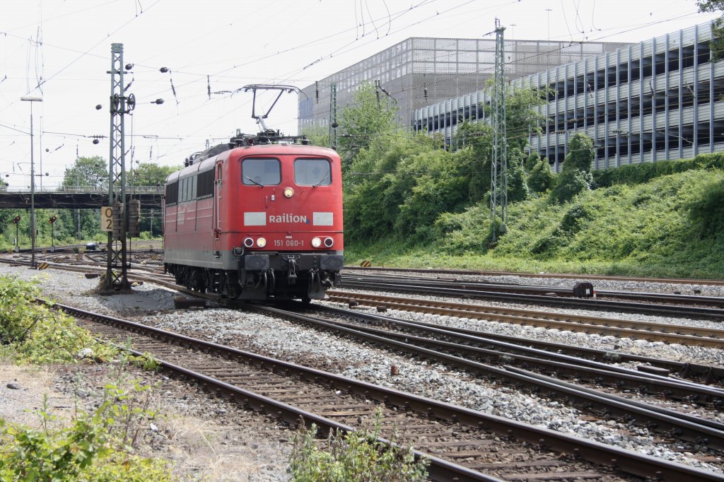 Die BR 151 060-1 von Railion rangiert in Aachen-West bei Sonne.
12.6.2011