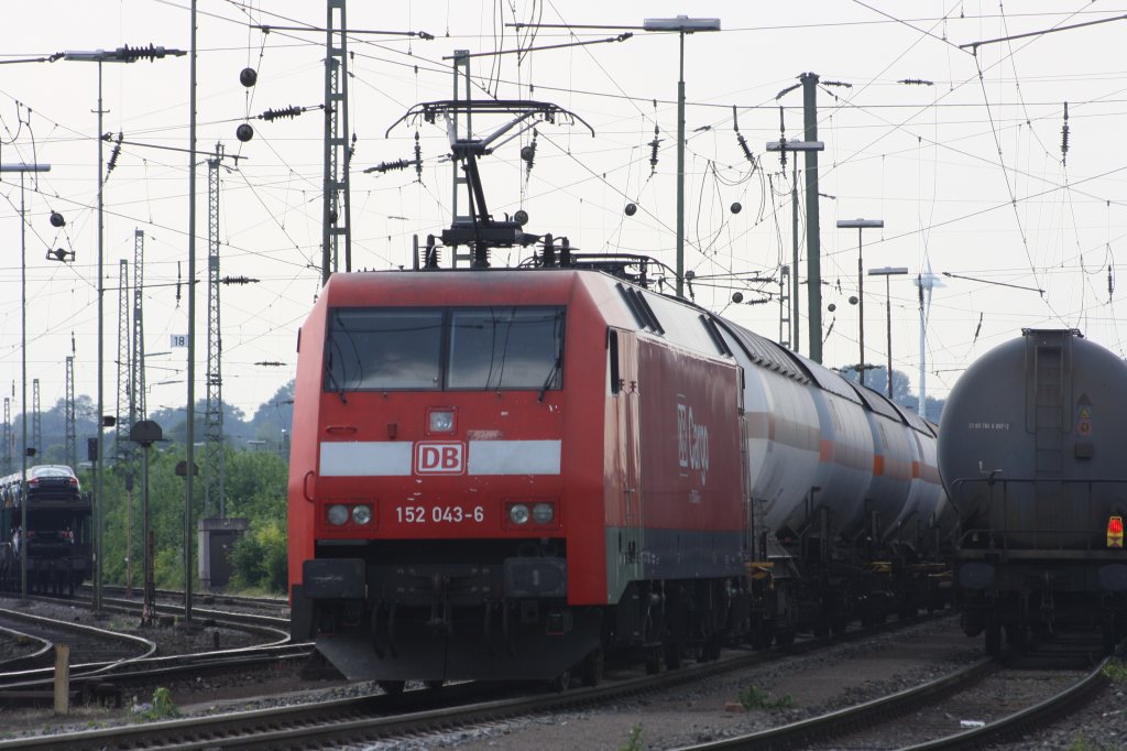 Die BR 152 043-6 von DB Cargo fhrt mit einem Kesselwagenzug aus Antwerpen-BASF nach Ludwigshafen in Aachen-West bei Sommerwetter.
4.6.2011