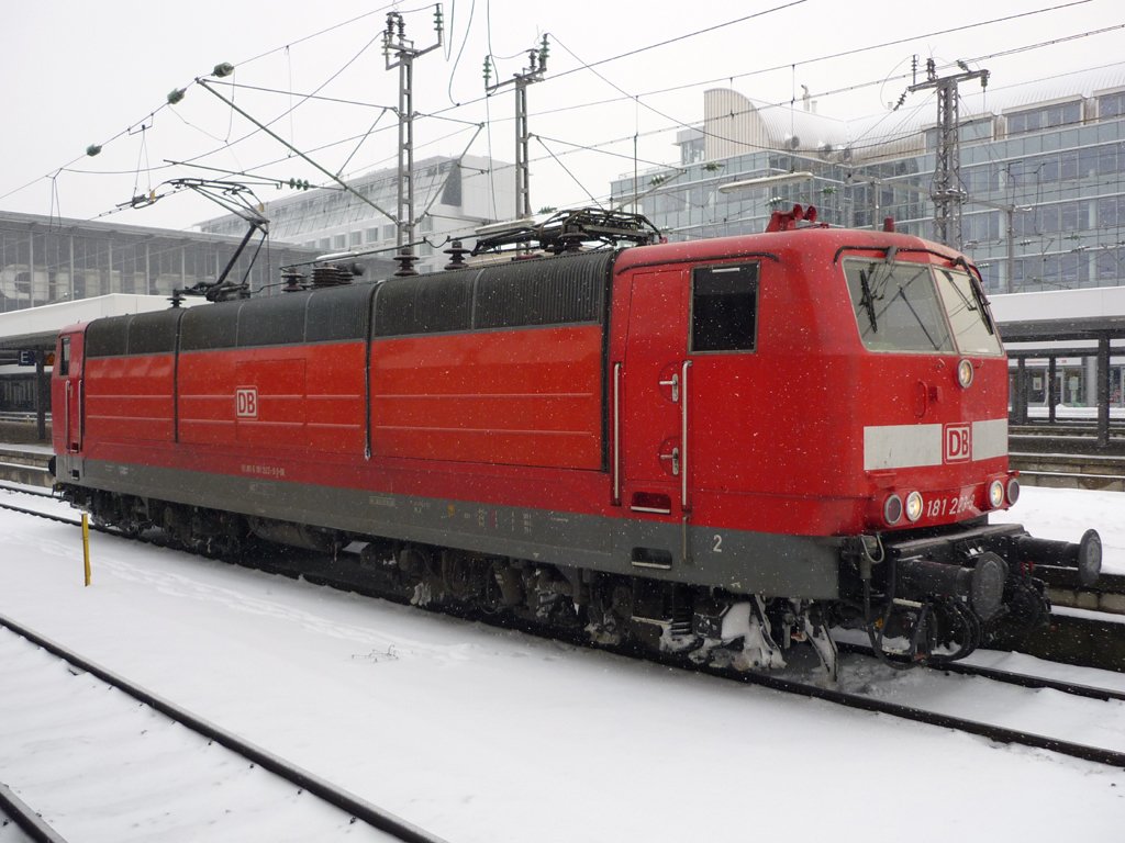 Die BR 181 223-9 war ausserplanmssig in Mnchen HBF und fuhr Lz zurck nach Stuttgart, am 11.01.2010