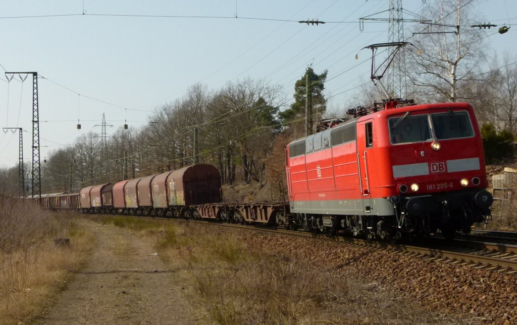 Die Br 181 ist sehr selten vor G�terz�gen anzutreffen, aber dann kam doch mal eine. Die saubere 181 205-6 zog am 16.03.2012 einen gemischten G�terzug durch Kennelgarten