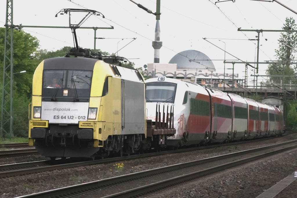 Die Br 182 mit einem hollndischen Personenzug auf der Fahrt Richtung Sden.

In Ratingen-West aufgenommen.