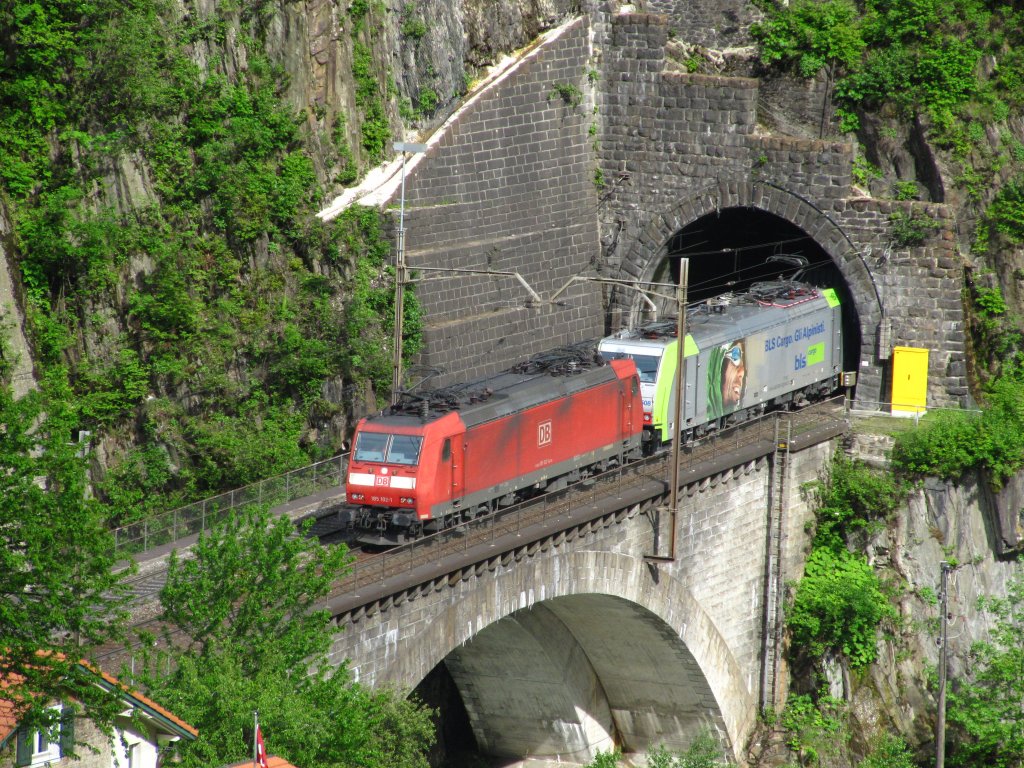 Die BR 185 102 leistet der Re 486 508 Vorspann vor einem GZ �ber den Gotthard, bei Wassen am 29.05.2010
