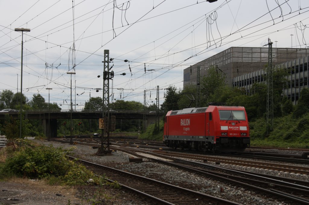 Die BR 185 263-1 von Railion rangiert in Aachen-West bei Sonne.
12.6.2011