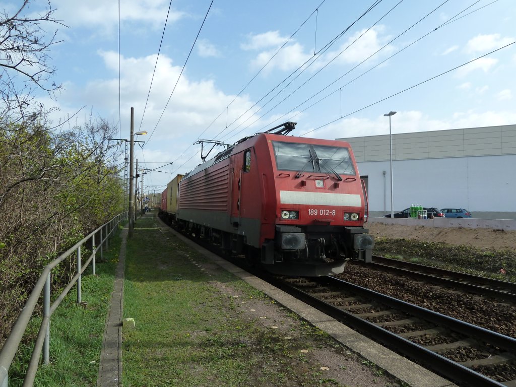 Die BR 189 012-8 fhrt mit einem Containerzug durch Dresden-Cotta. 09.04.20011