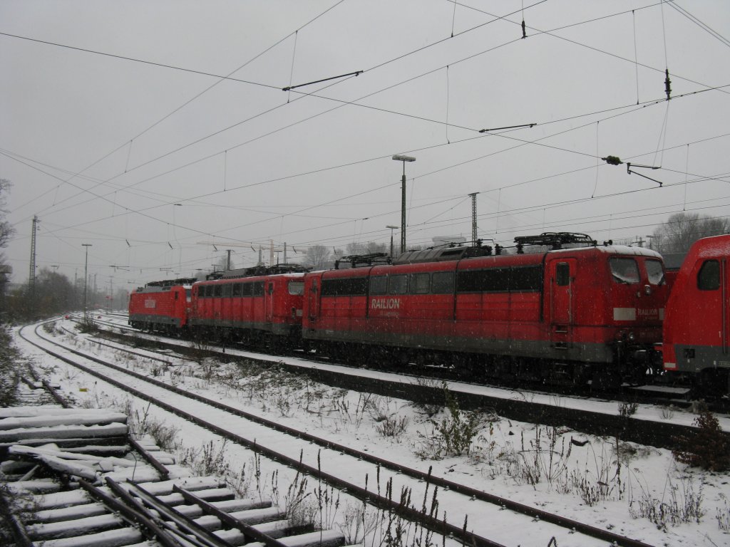 Die BR 189 von Railion, BR 140,und BR 151 von Railion stehen abgestehlt in Aachen-West bei starkem Scheefall.
5.12.2010