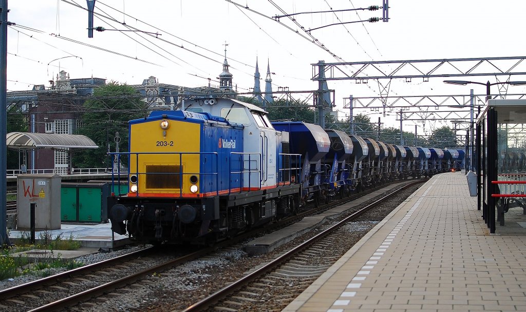 Die BR 203 2 (ex Ost V 150) von VolkerRail bei durchfahrt mit Schotterzug in Amsterdam am 11. 09 2010.