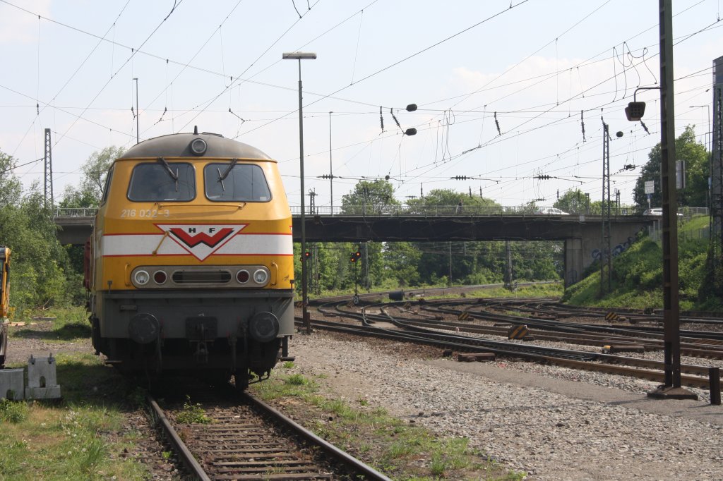 Die BR 216 032-3 von Wiebe steht in Aachen-West bei Sonne.
30.4.2011