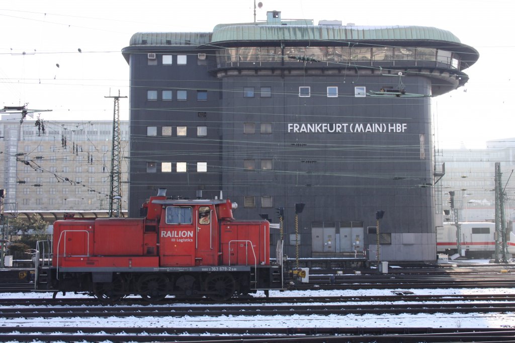 Die BR 363 679-2 vor dem Bw Frankfurt am Main am 5.1.10.