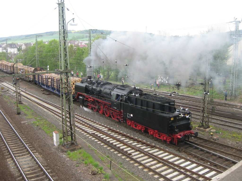 Die BR 50 bei den Dampftagen 2010 in Bebra. Dieses Bild ist selten, denn Dampflokomotiven ziehen heute keine Gtherzge mehr.