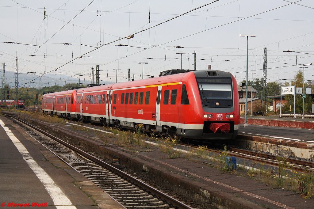 Die BR 612 050 nach Hagen Hbf,bei der Einfahrt in den Kassler Hbf

Im Hindergrund befindet sich die BR 143 020-6 mit dem Zug nach Halle (S) Hbf