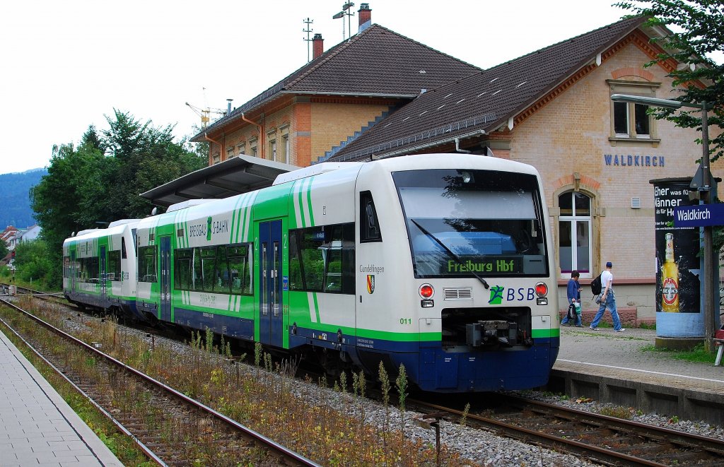 Die BR 650 011 mit Breisgau S-Bahn nach Freiburg Hbf, kurz fur abfahrt in Bf Waldkirch am 26. 07 2010.