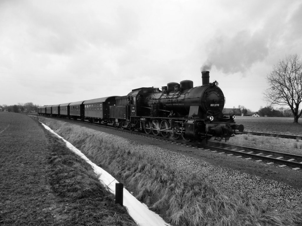 Die Br 657 der GEG mit ihren Sonderzug nach Attnang. Hier bei der Einfahrt in den Bahnhof von Obernberg-Altheim. Aufgenommen am 26.2.12