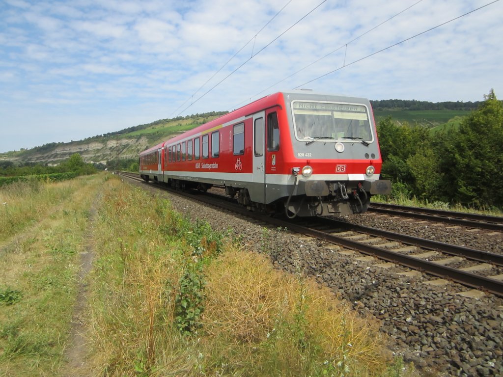 Die Br 928-432 war am 15.08.12 bei Th�ngersheim in Richtung W�rzburg unterwegs.  