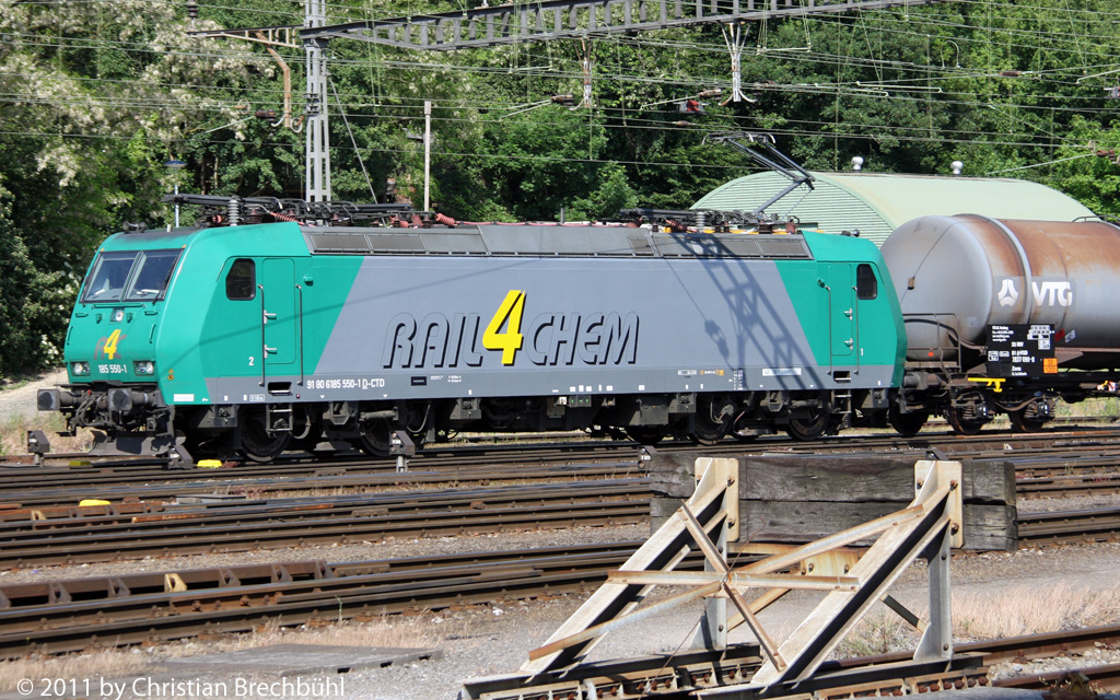 Die BR185 550-1 der CTD fhrt fr Rail 4 Chem am 13.05.2011 in den RB Muttenz ein.