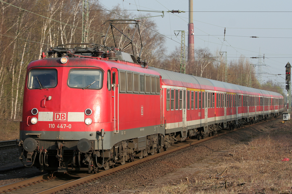 Die Braunschweiger 110 447-0 zieht die RB35 von Dsseldorf nach Emmerich am 29.03.2011