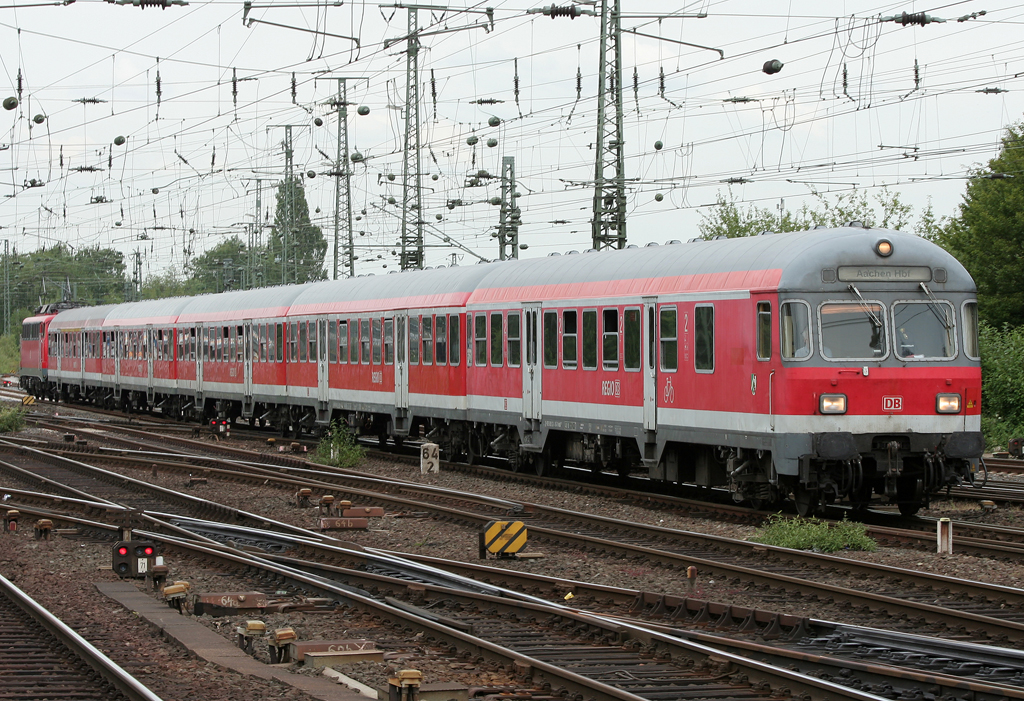 Die Braunschweiger 110 455-3 schiebt ihren RE4 Verstrker mit Karlsruher leider gedreht in Mnchengladbach HBF ein am 17.06.2011