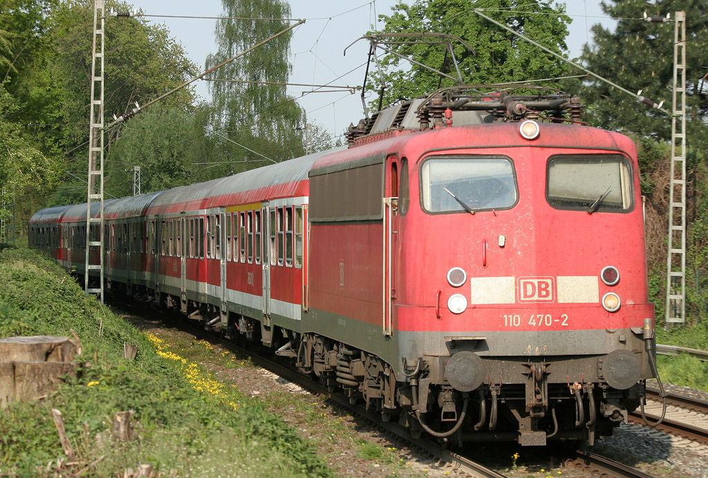 Die Braunschweiger 110 470-2 zieht den RE4 Verstrker von Dsseldorf nach Aachen Richtung Hckelhoven Baal am 21.04.2011