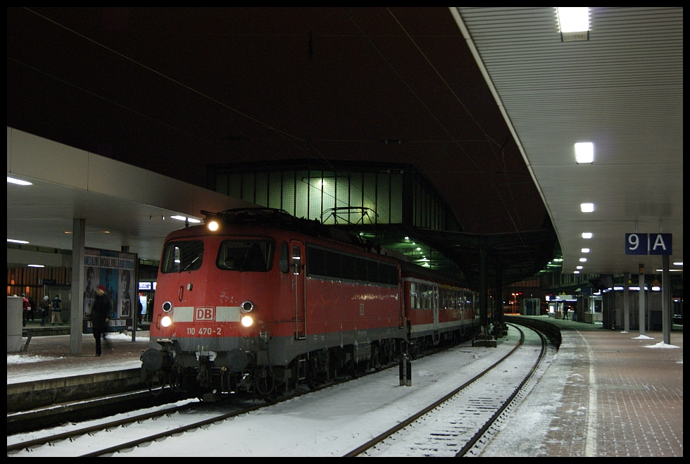 Die Braunschweiger 110 470 steht mit der RB35 in Duisburg Hbf am 14.12.2010