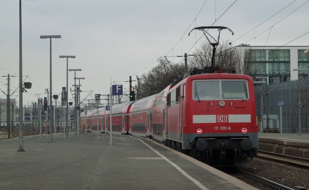 Die Braunschweiger 111 081-6 fhrt am 10.3.2011 in Hannover Hbf mit einem RE nach Bielefeld ab.