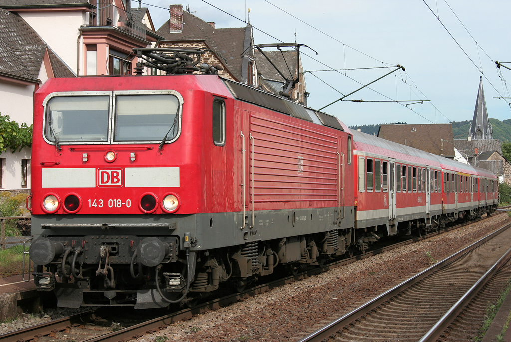 Die Braunschweiger 143 018-0 zieht die RB81 von Koblenz nach Trier in Pommern ein am 10.09.2011