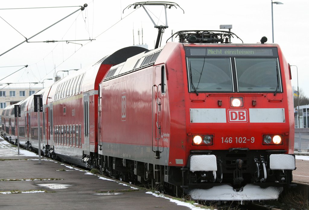 Die Braunschweiger 146 102-9 endete als RE in Norddeich Mole am 31.12.2009